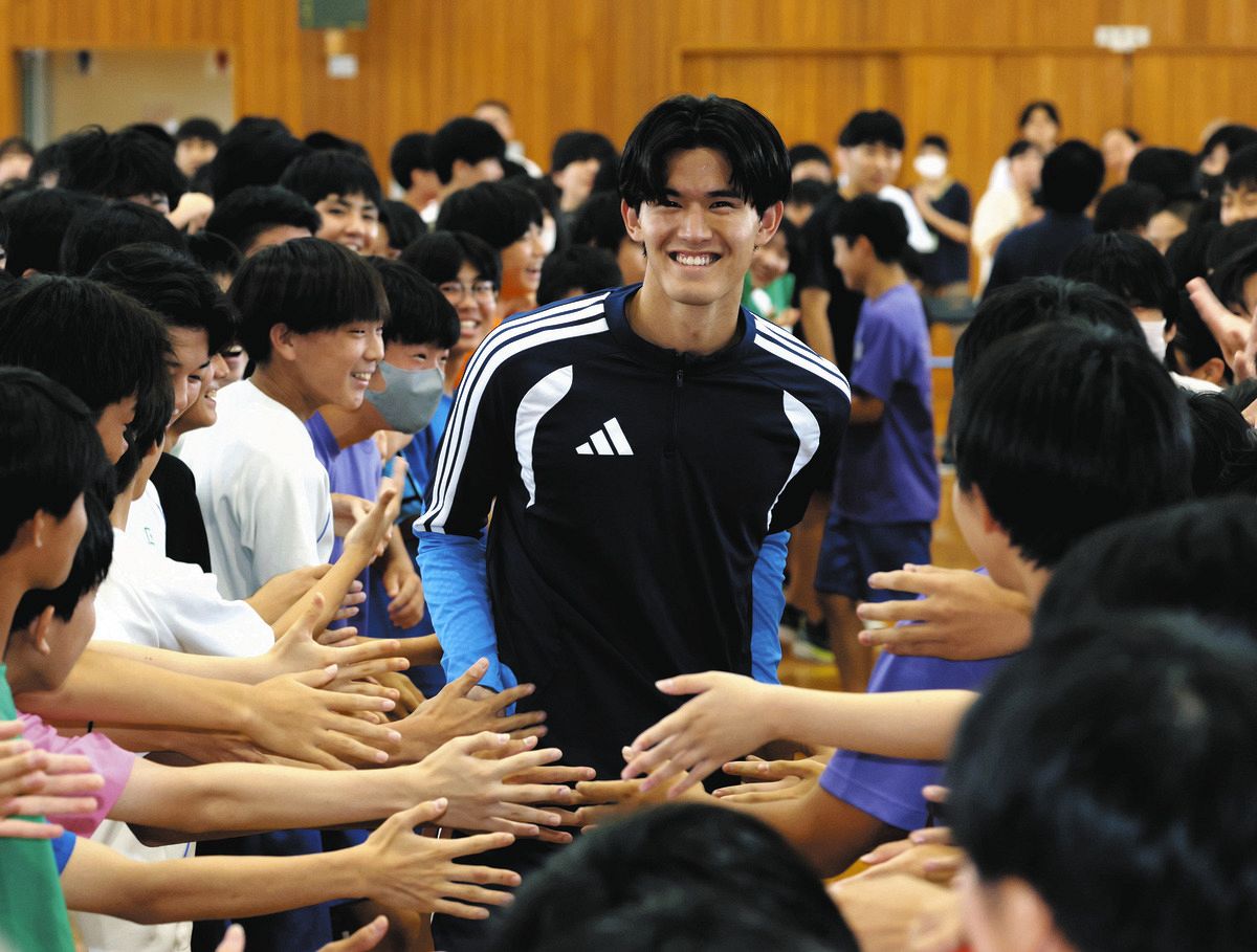 浜松市出身のW杯日本代表後藤啓介選手、母校にサプライズ登場 後輩に