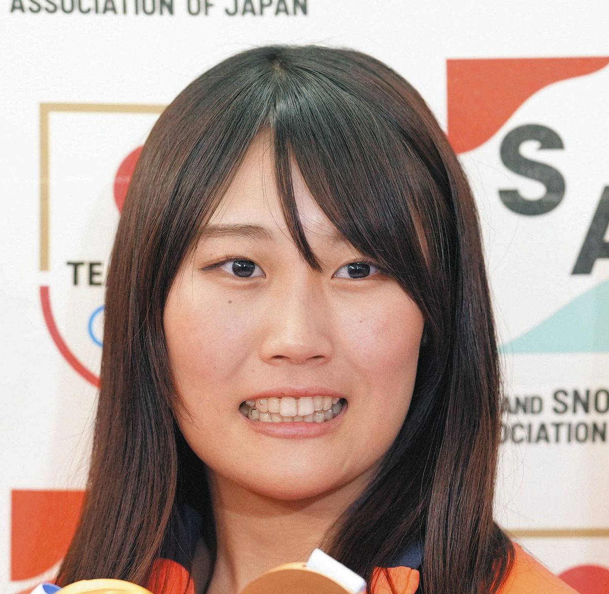 ミラノ五輪『金』の村瀬心椛、エスコンで笑顔の始球式 背番号『117』で 
