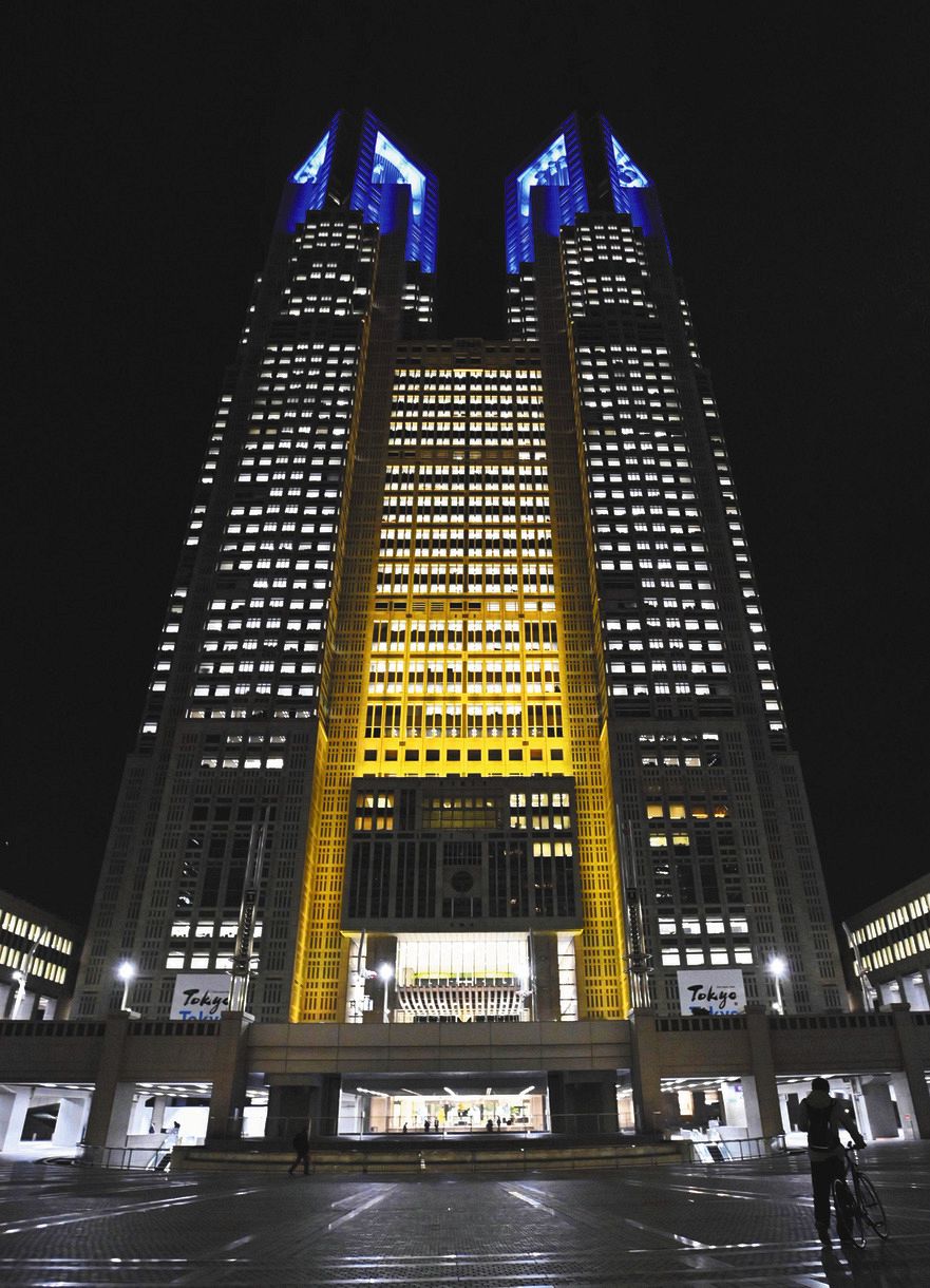 連帯を示すため、ウクライナ国旗の青と黄にライトアップされた東京都庁舎＝2月２８日夜（共同）