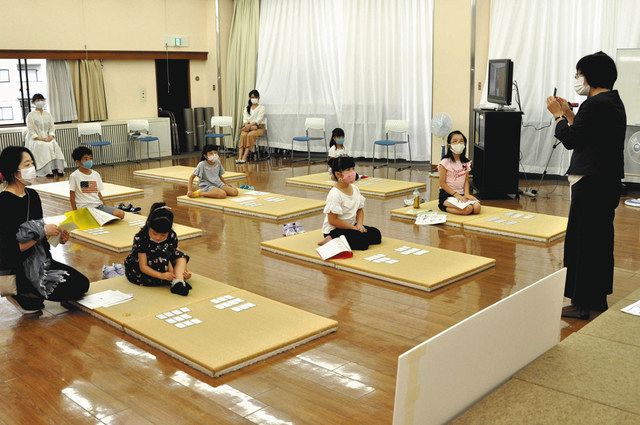 元クイーン山崎さんが伝授 県こども歴史文化館 児童ら競技かるた学ぶ 中日新聞web