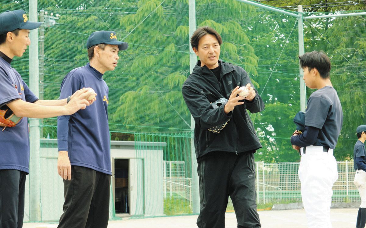 元マリナーズの岩隈久志さん、青鳥特別支援学校を訪れ指導「この夏は1 