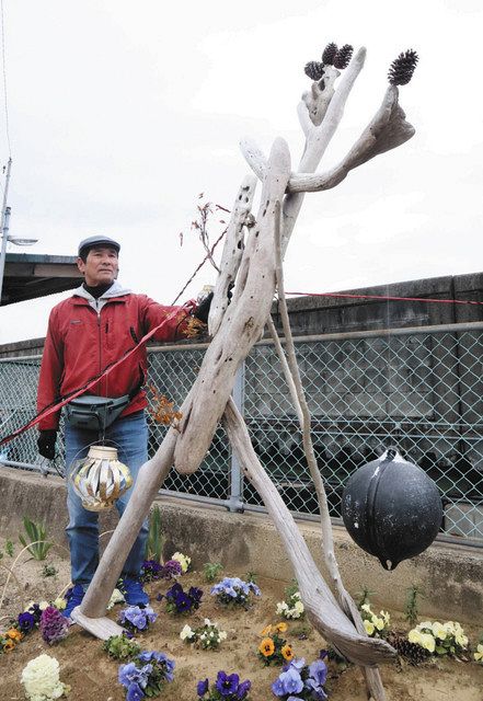 コロナを蹴飛ばせ！流木アート 伊勢鉄道・中瀬古駅：中日新聞Web