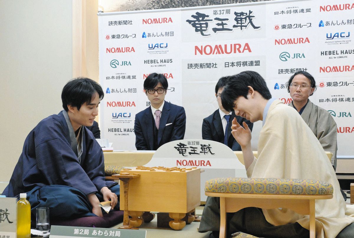 藤井聡太竜王「チャンス作れず完敗」竜王戦第２局、感想戦では時折笑顔も：中日新聞Web