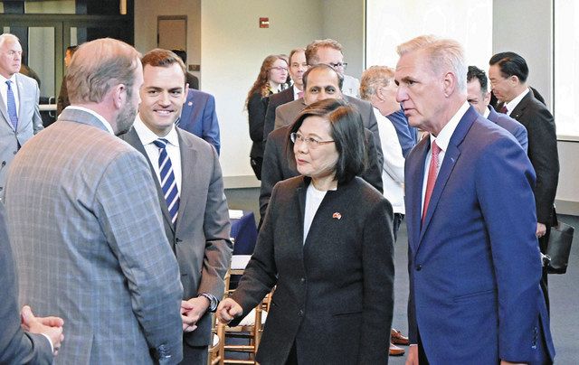５日、米ロサンゼルス郊外で会談に先立ち、マッカーシー下院議長（手前右）から米議員らに紹介される台湾の蔡英文総統（中央）＝共同 