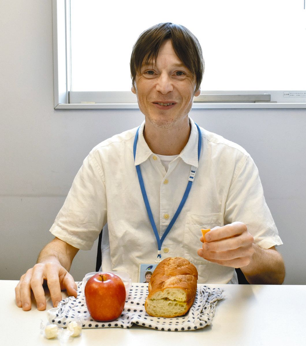 「カナダ式」の昼食を食べるジョーダンさん＝津市西丸之内の津市教委事務局で