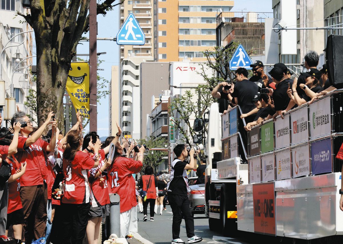 中地区優勝パレードを行った三遠