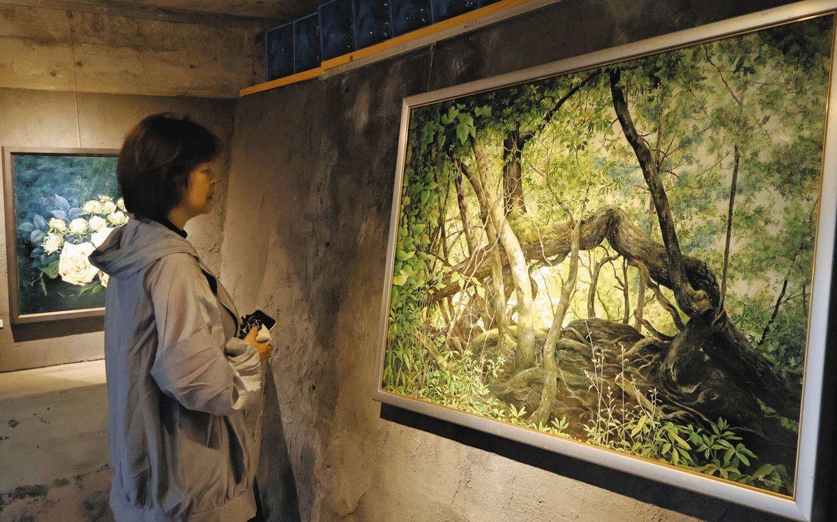 植物の姿 心情重ね描く 金沢で河崎春代さん油彩画展：北陸中日新聞Web