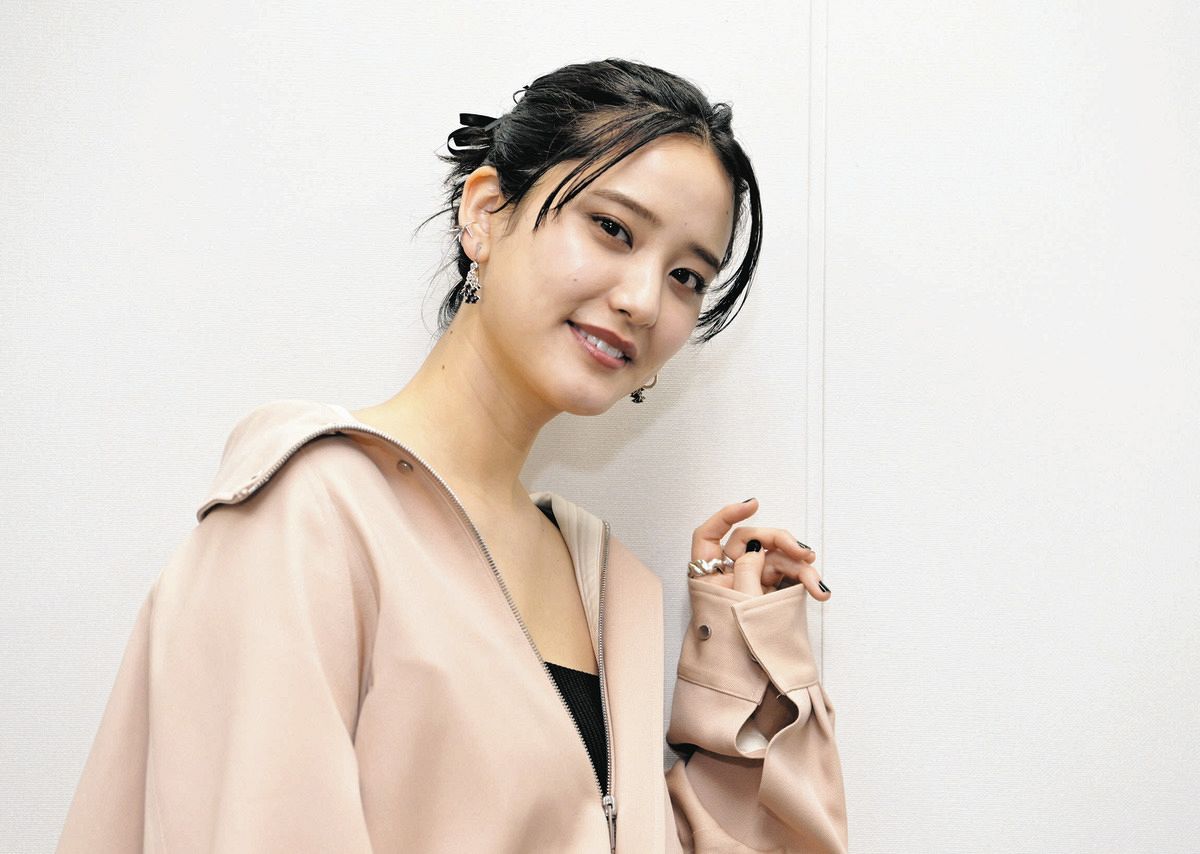 山崎紘菜、ミニドレスからのぞく美脚にまた脚光！ フォロワー「なんて