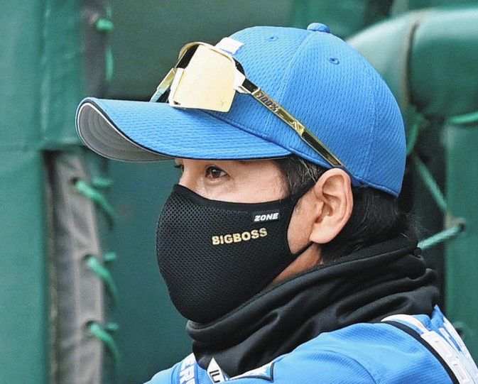 ノーノー食らった新庄監督「手も足もヒットも出ません」 ベンチで