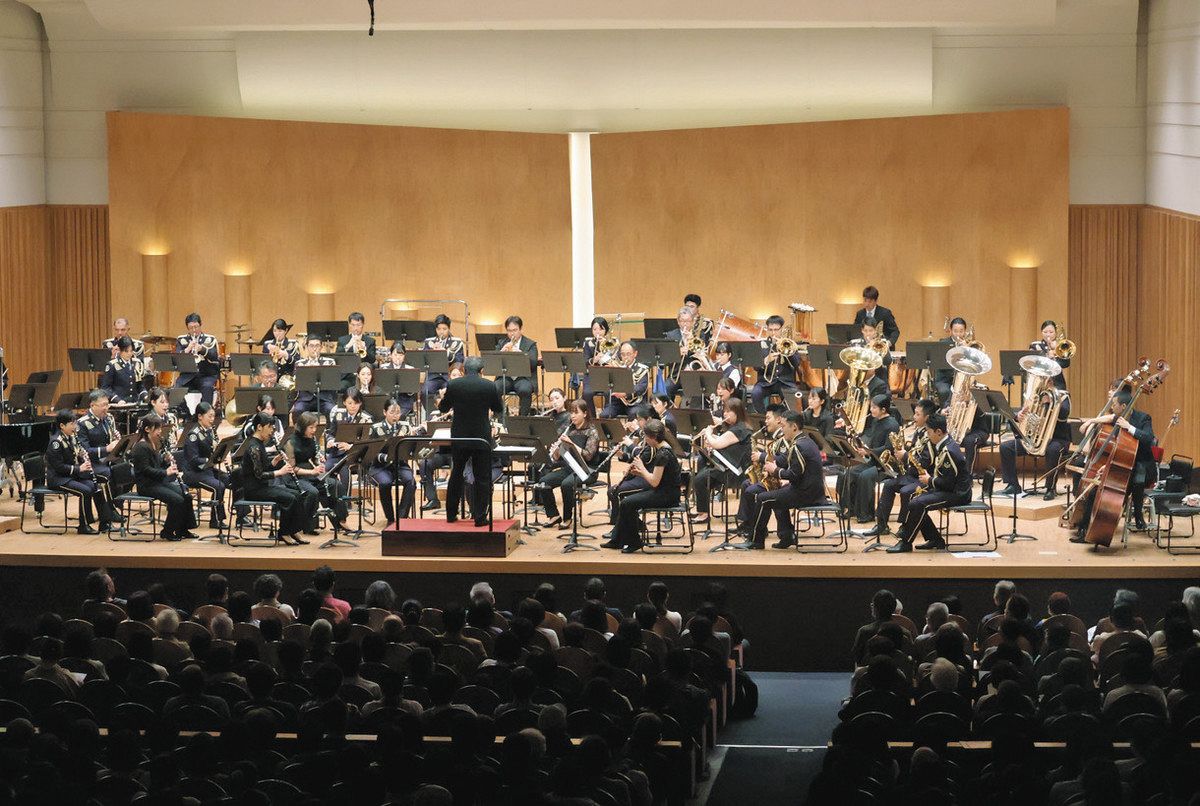 12曲を演奏した中部フィルハーモニー交響楽団と陸上自衛隊第10音楽隊＝小牧市市民会館で
