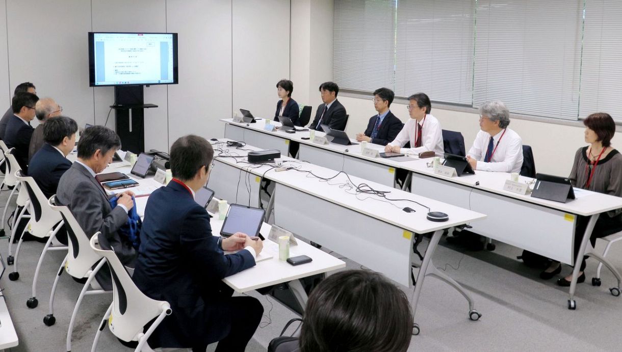 　核のごみの最終処分について議論する経産省の有識者会合＝２６日午前、経産省