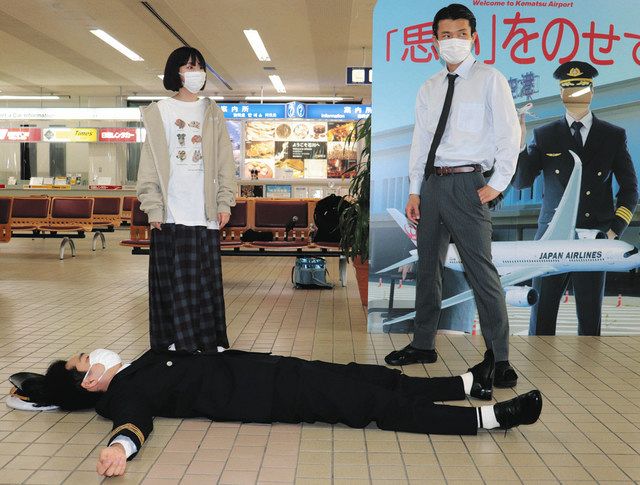 稽古で動きを確認する前田敦子さん（左）、ジャルジャルの福徳秀介さん（右）と後藤淳平さん＝小松空港で
