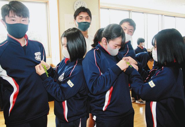 コロナ差別 リボンで根絶 浜松中部学園中等部の生徒ら 中日新聞しずおかweb コロナ差別 リボンで根絶 浜松中部学園中等部の生徒ら 中日新聞しずおかweb