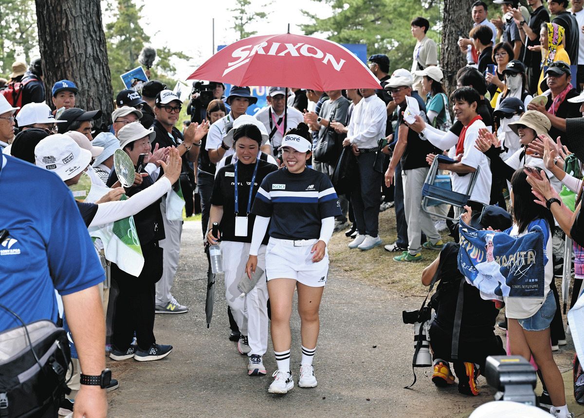 優勝し、ギャラリーに拍手され笑顔の山下美夢有