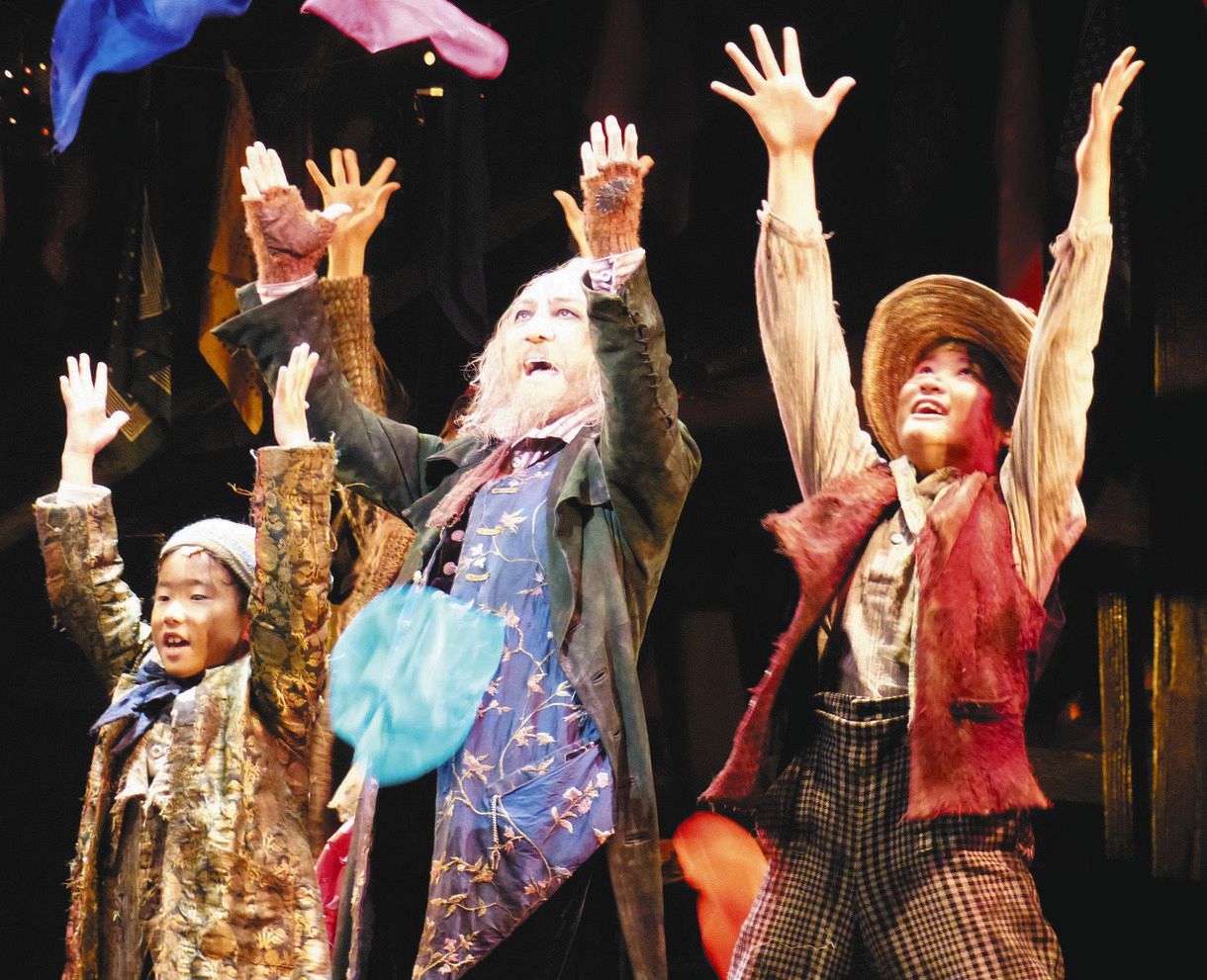 ミュージカル「オリバー！」で共演する市村正親（中央）と長男の市村優汰（右）