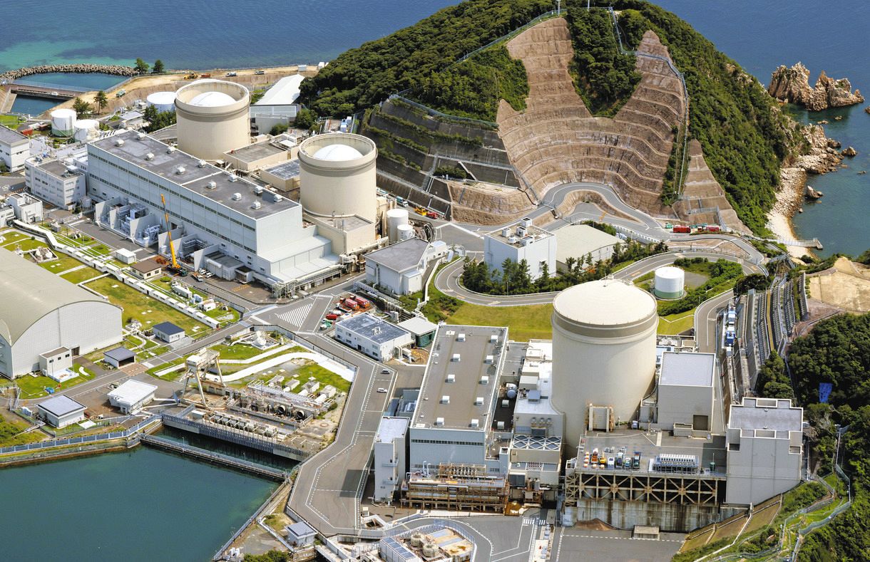 関西電力美浜原発の（左から）1号機、2号機、3号機＝2024年、福井県美浜町で、本社ヘリ「まなづる」から 