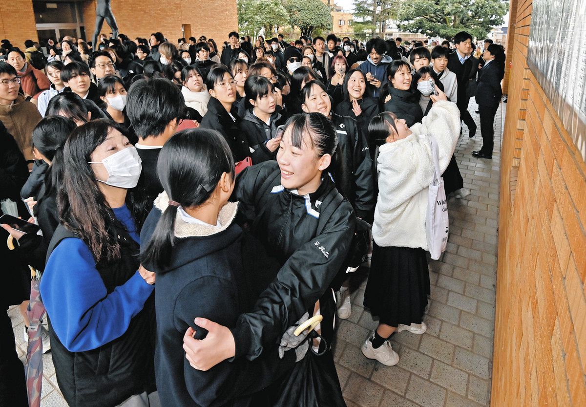 5634人にサクラ咲く 公立高合格発表 ：北陸中日新聞Web