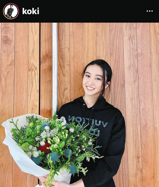 写真 花束を手に笑顔を見せるkoki 中日スポーツ 東京中日スポーツ 写真 花束を手に笑顔を見せるkoki 中日スポーツ 東京中日スポーツ
