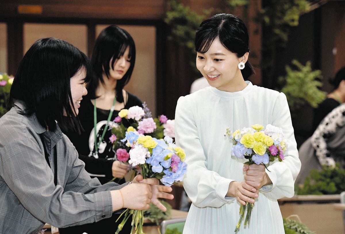 岐阜県訪問中の佳子さま、全国都市緑化祭に出席 淡墨桜の苗木を中学生 