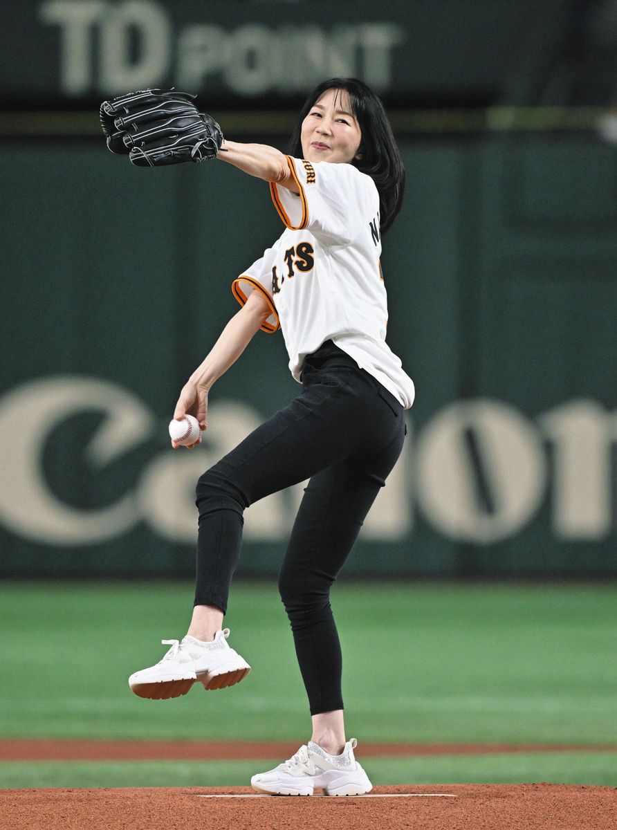 長嶋茂雄DAY」ファーストピッチの次女・三奈さん スタンド