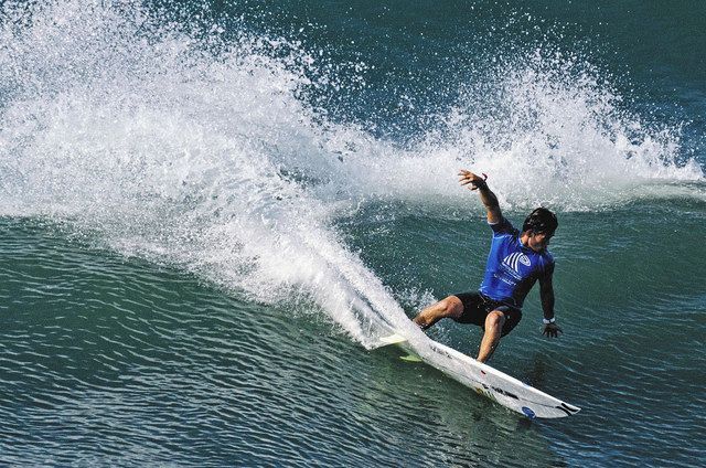 サーフィン 五輪世界予選 大原ら３人 ６回戦へ 中日新聞web