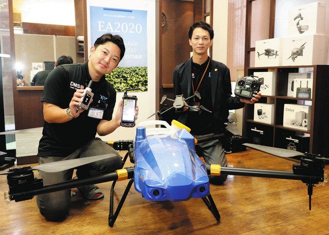 完全自律飛行ドローン（中央）と空閑社長（右）ら＝羽島市足近町のＤＭＳ岐阜校で