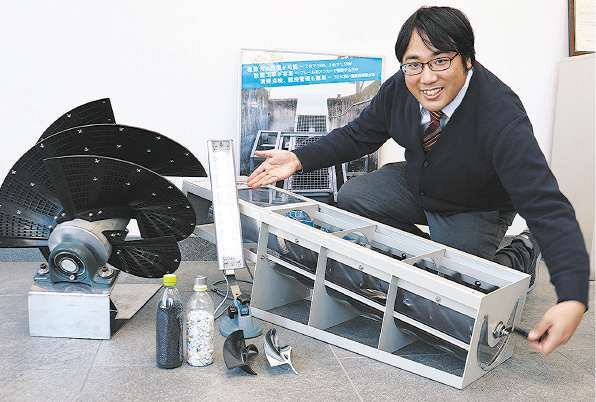 少ない流量と落差で発電できる「ピコピカ１０」。左は、ピコピカ５００の螺旋羽根＝恵那市長島町久須見の角野製作所で
