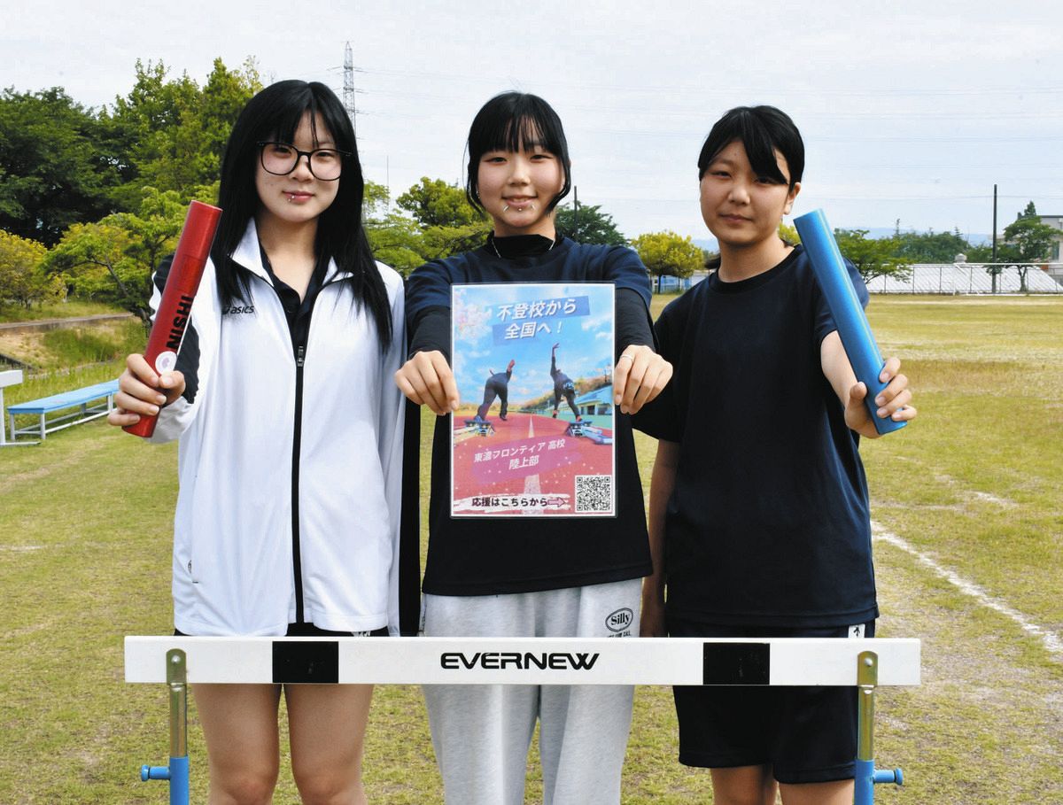 CFへの寄付を呼びかける部員たち＝土岐市泉町河合の東濃フロンティア高で