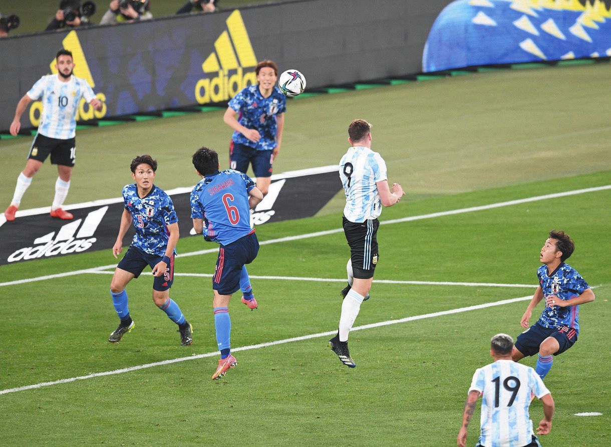 あの1本でやられた アルゼンチンの長身fwに悠々ヘッド決められ U 24サッカー日本代表 中日スポーツ 東京中日スポーツ あの1本でやられた アルゼンチンの長身fwに悠々ヘッド決められ U 24サッカー日本代表 中日スポーツ 東京中日スポーツ
