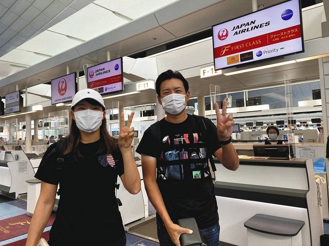 ７日午前、羽田空港から英国へ向け出発した渋野日向子（左）と青木翔コーチ＝株式会社ゾーン提供
