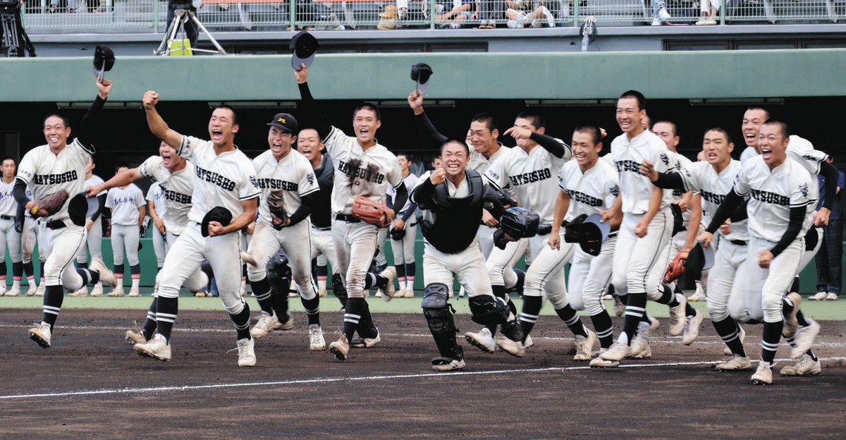優勝が決まり、応援席に向かって笑顔で走り出す松商学園の選手たち＝26日、セキスイハイム松本スタジアムで
