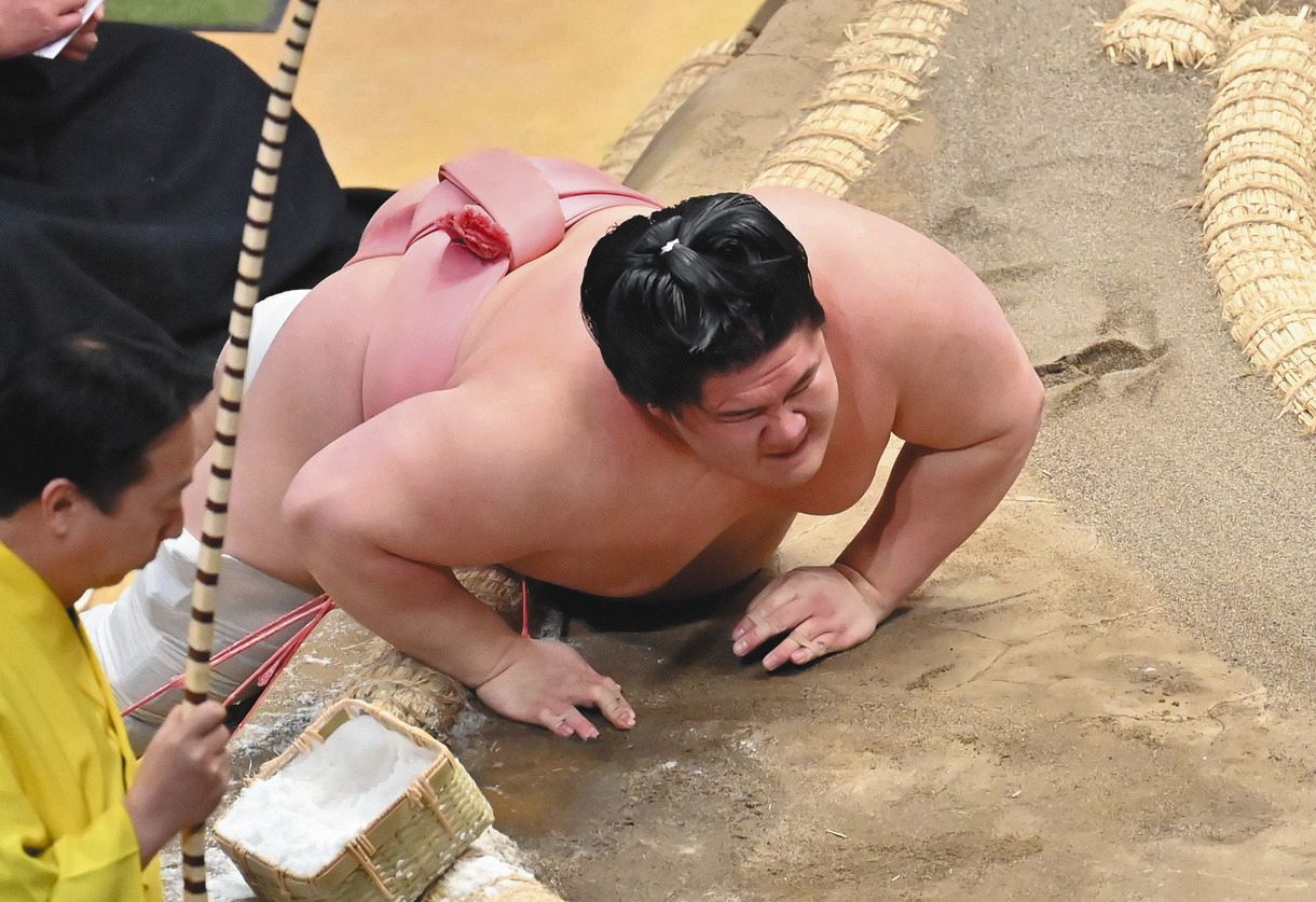 宇良しばらく土俵にうつぶせのまま 照ノ富士追い詰めるが突き倒され