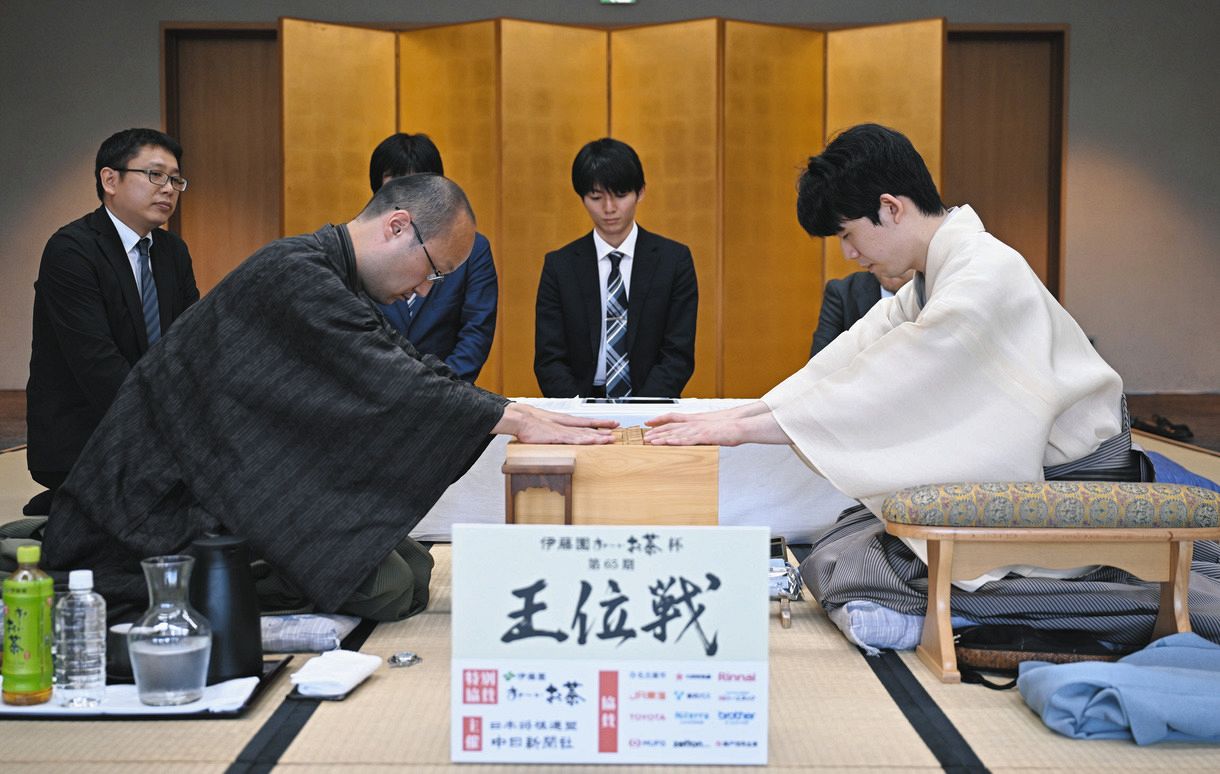 将棋の第65期王位戦7番勝負の第1局、藤井聡太王位（右）と渡辺明九段の対局は80手で千日手となった＝　名古屋市東区の徳川園で