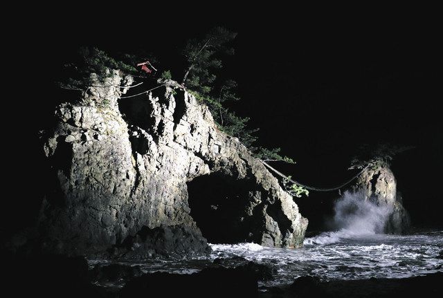 暗闇の機具岩 神秘的 富来でライトアップ 旧福浦灯台も：北陸中日新聞Web - 中日新聞