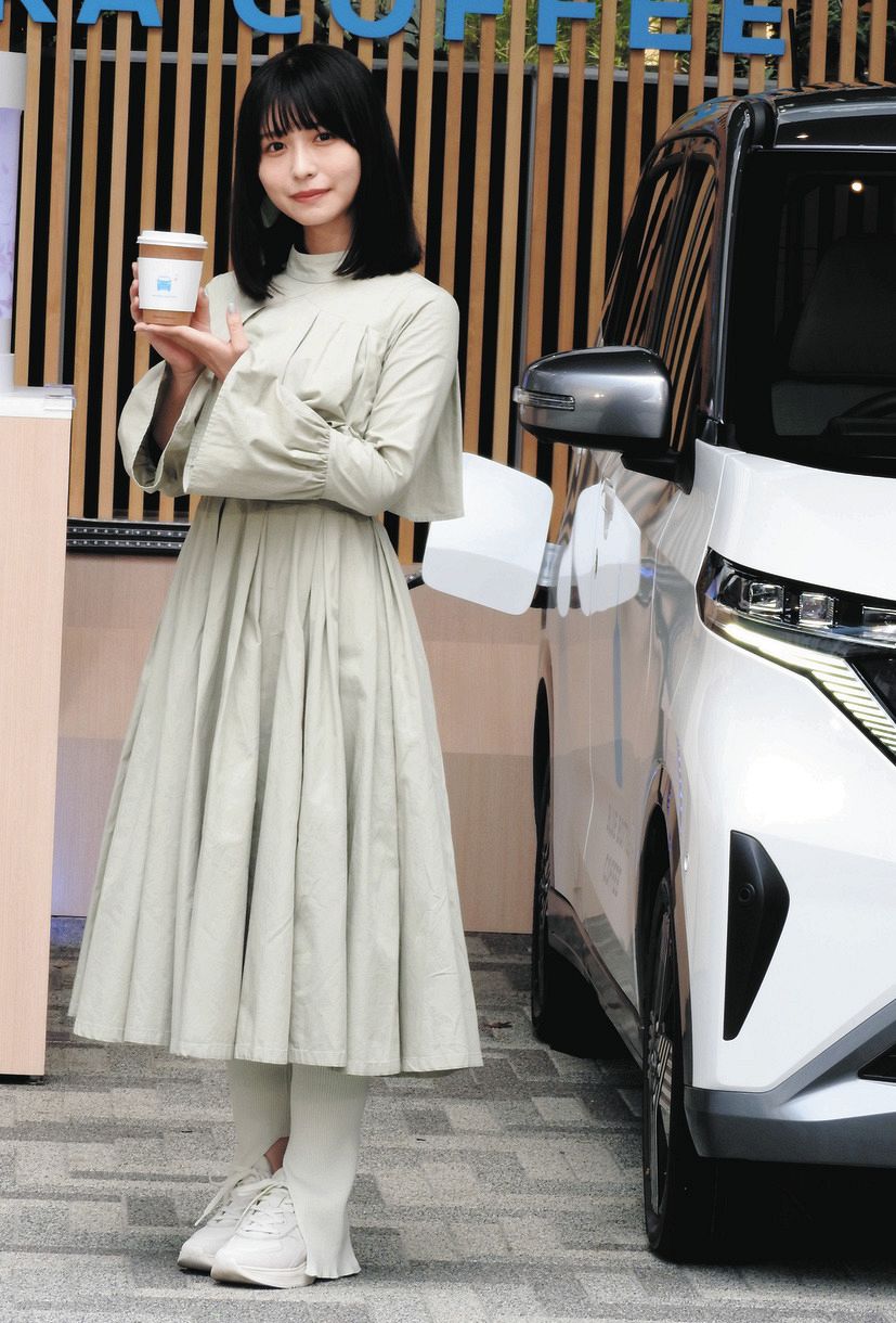 写真】ブルーベリーで染めた薄いグリーンのワンピース…長濱ねるの全身