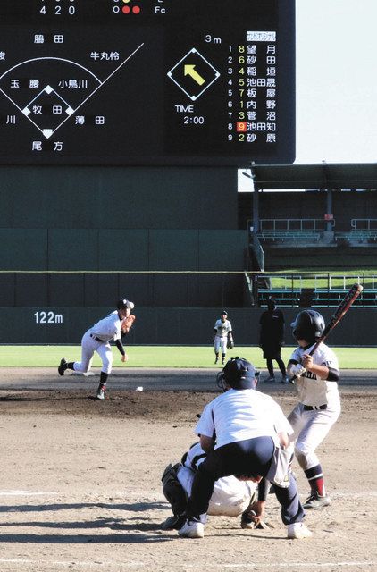 ３年生の引退試合を行う飛騨市古川中の野球部員ら＝岐阜市の長良川球場で 