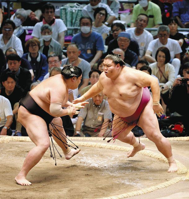 御嶽海、阿炎を寄り切り２勝目 大相撲名古屋場所１０日目：中日新聞Web