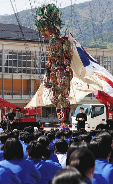 モッコ 行ってらっしゃい 巨大操り人形 公演に送り出される 高森町で壮行会 中日新聞web