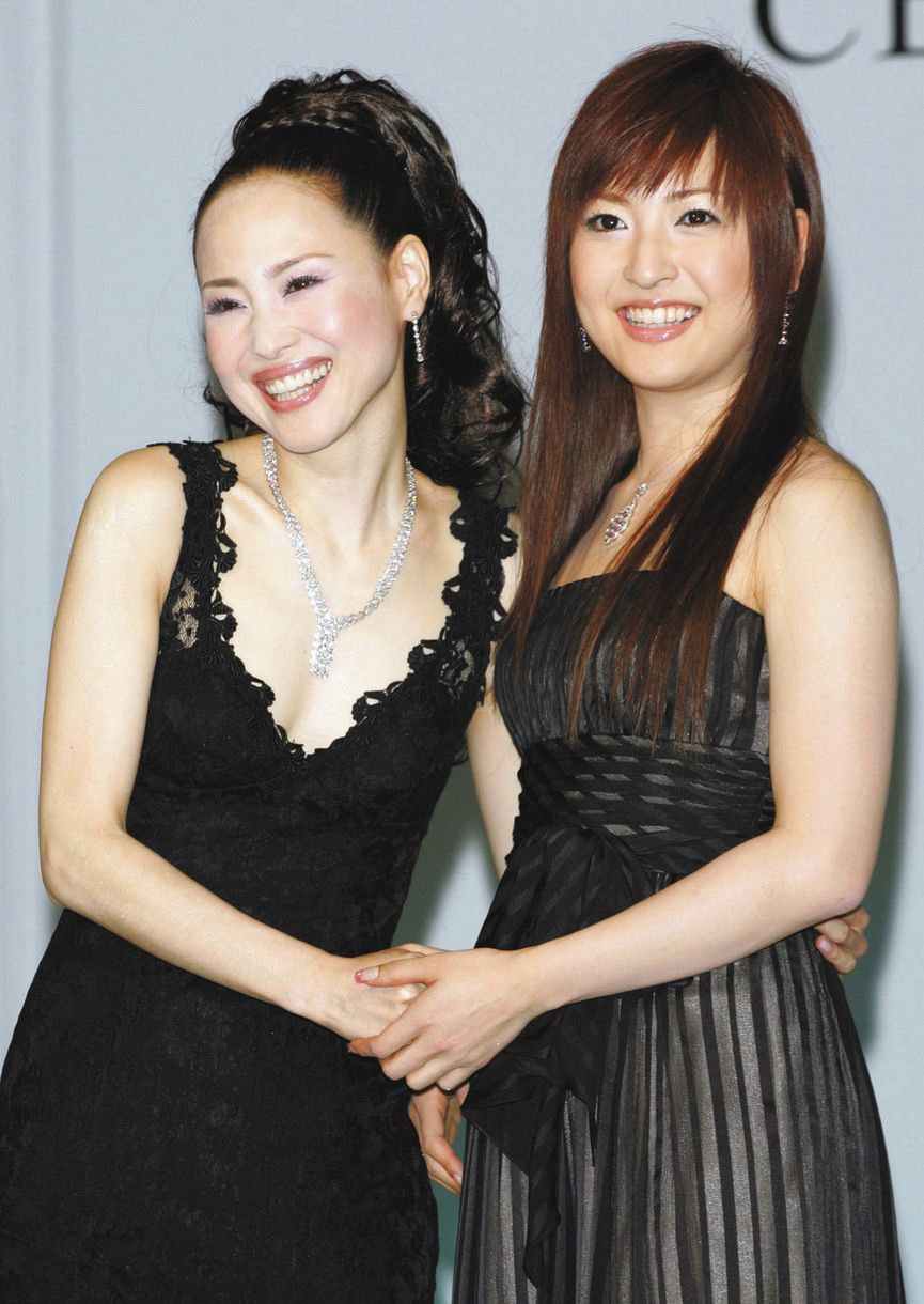 母親の松田聖子（左）と笑顔で撮影に臨む神田沙也加さん＝2007年6月