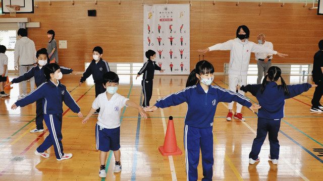体を使って あいうえお 養老 日吉小で体操考案の山田さん指導 中日新聞web