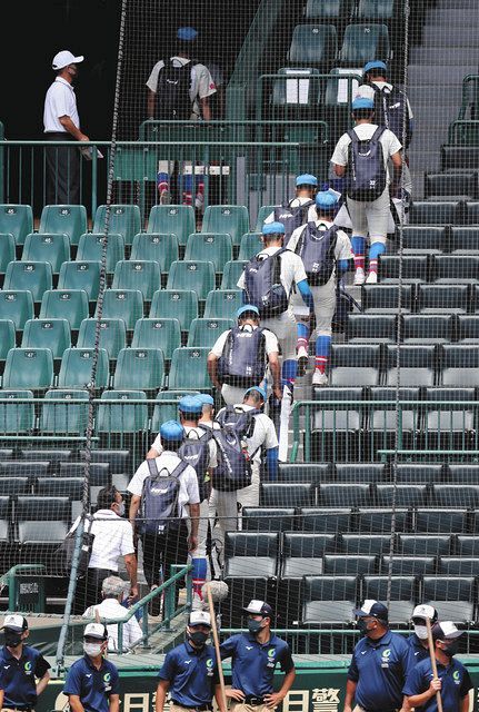 写真 観客席を通って引き揚げる選手 甲子園交流試合 中日スポーツ 東京中日スポーツ