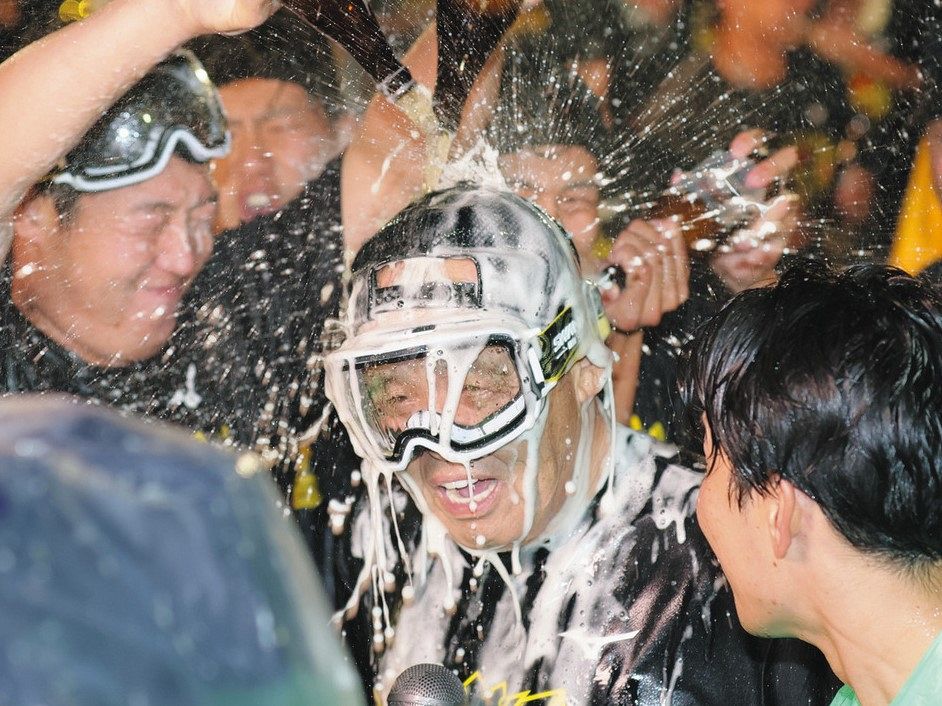 岡田監督歓喜のビールかけ