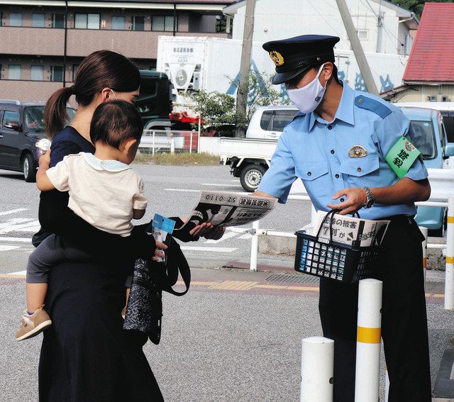 買い物客に、自宅や車への施錠を呼びかける署員＝米原市間田のフレンドマート山東店で