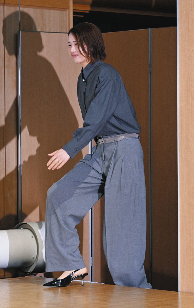 ◇バレー・古賀紗理那、引退会見のパンツコーデ【写真】：中日スポーツ