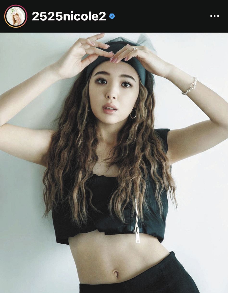 写真 健康美 藤田ニコルのヘソ出しショット 中日スポーツ 東京中日スポーツ