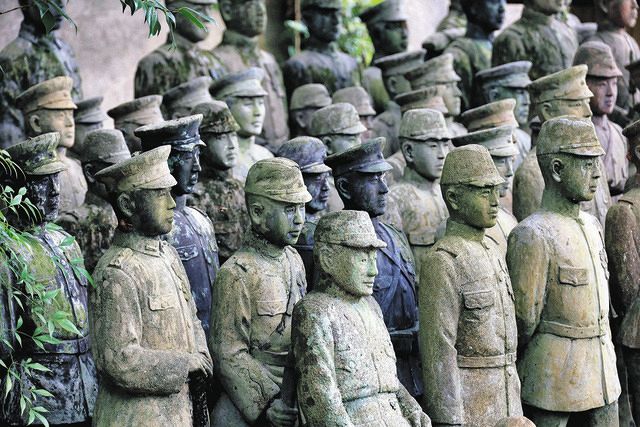 風化進む92体の軍人像「記憶が朽ちぬように」 写真家記録、南知多の中