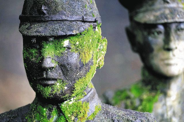 風化進む92体の軍人像「記憶が朽ちぬように」 写真家記録、南知多の中