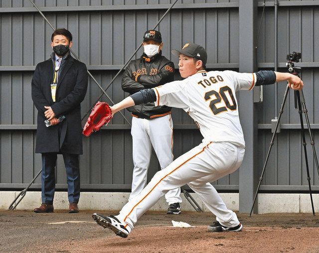 松坂大輔さん（左）と巨人・原監督（中）が見つめる中、投球練習する戸郷
