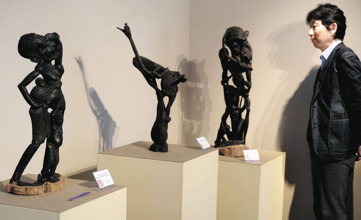 タンザニア　木彫立像３体　アフリカンブラックウッド　マコンデ　トライバルアート ヘビが題材、タンザニアのアート 伊勢・マコンデ美術館で展示：中日新聞Web