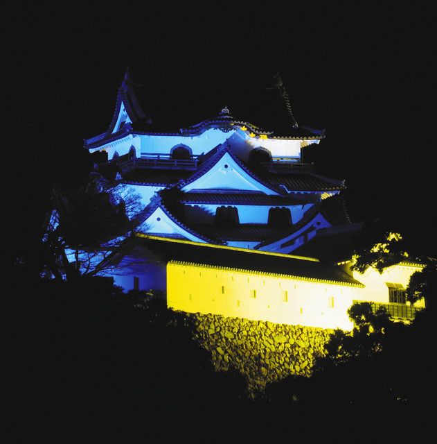 彦根城ライトアップ 国際平和を祈りウクライナ国旗の色に 中日新聞web